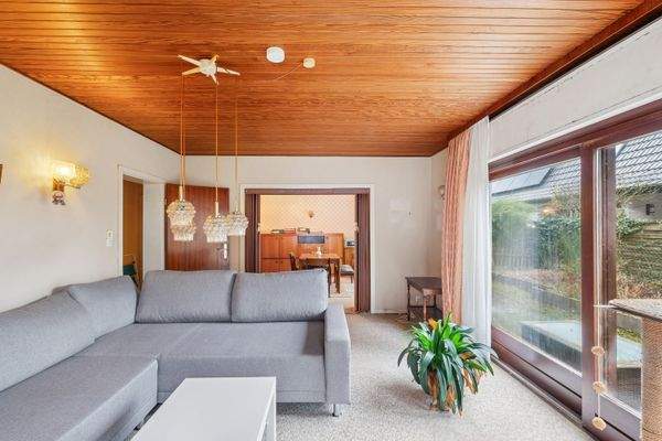 Wohnzimmer mit Blick in das Esszimmer