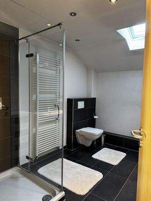 Tageslichtbad mit Dusche