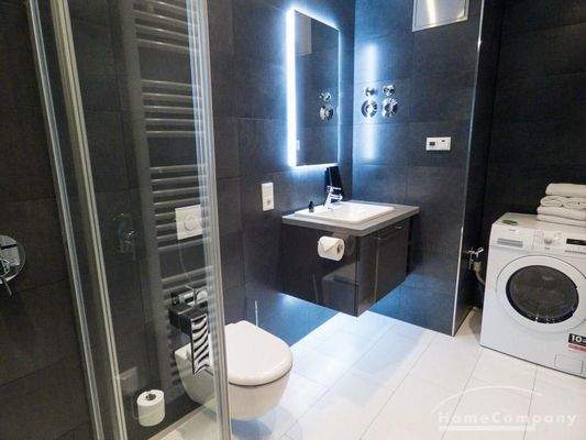 Bad mit stufenloser Dusche + Waschtrockner