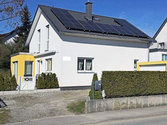 Außenansicht: Schöne Lage mit gepflegter Fassade und klarer Architektur