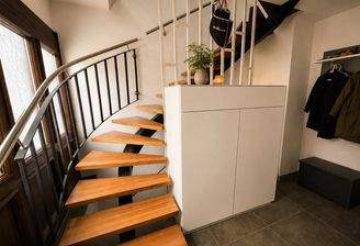Restaurierte Mahagoni-Treppe