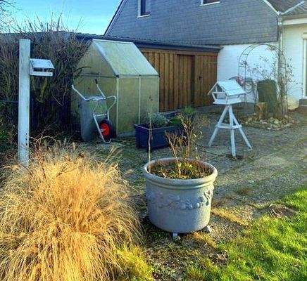 Seitenterrasse mit Gewächshaus