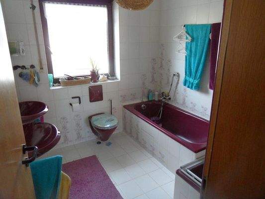 Bad in Rubinrot, viel Platz