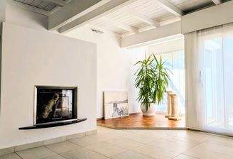 Wohnzimmer mit Kamin