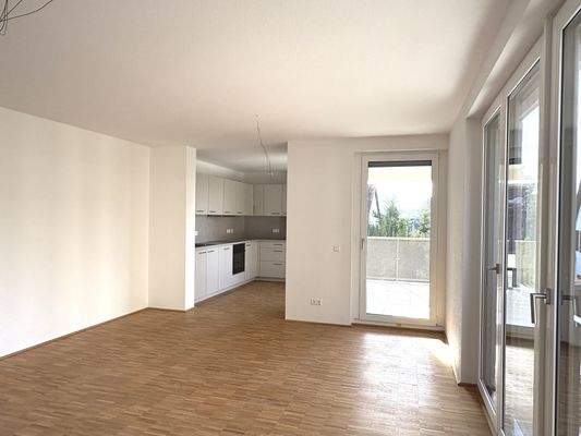 Wohn-/Essbereich mit Blick auf Loggia