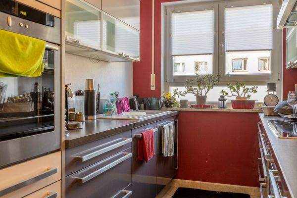 Zauberhafte Maisonette-Gartenwohnung mit XXL-Garage, Carport und eigenem Garten – Baujahr 2007