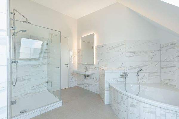 Bad mit Wanne und Dusche