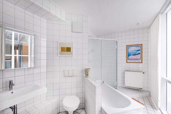 Bad mit Wanne und Dusche