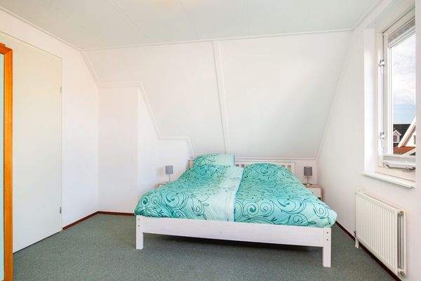 schlafzimmer-1-mit-doppelbett-und-nachttischen-lxry-property.jpg