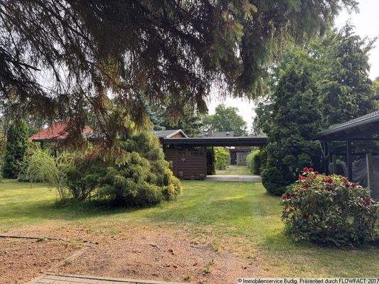 Blick von der Straße in den vorderen Teil des Gartens