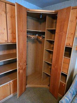 Einbau-Schrank mit Stauraum