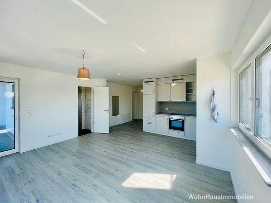 Blick in den Raum, zu Bad und Diele