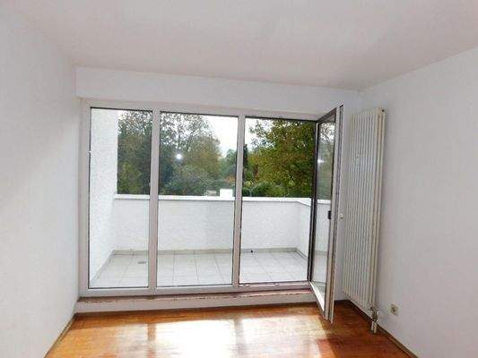 Wohnzimmer mit Balkonblick