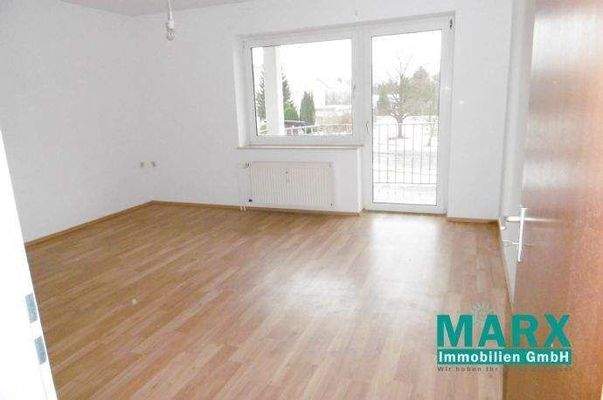 Wohnzimmer mit Blick zum Balkon