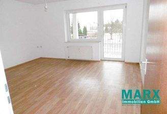 Wohnzimmer mit Blick zum Balkon