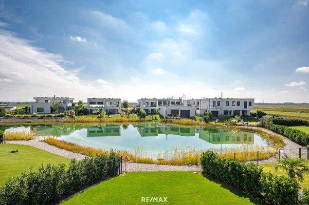 Blick vom Haus zum See