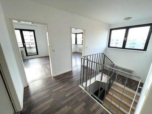 Wohnungsflur mit Treppe