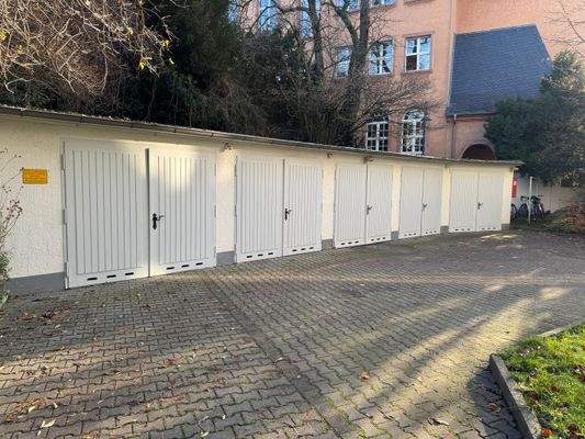 Garagen hinter dem Haus