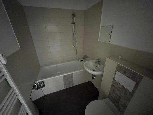 Badezimmer mit Wanne und Handtuchheizkörper