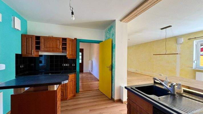 Küche und Wohnzimmer