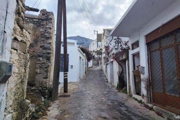 Kreta, Kavousi: Traditionelles Dorfsteinhaus mit Gästehaus zu verkaufen