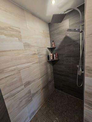 große, ebenerdige Dusche