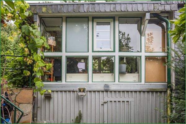 Wintergarten von außen und Stauraum darunter