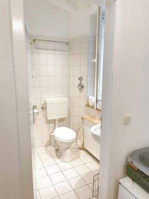 Wannen-Duschbad-WC mit Fenster