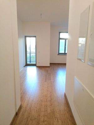 zum Wohnzimmer mit offener Küche