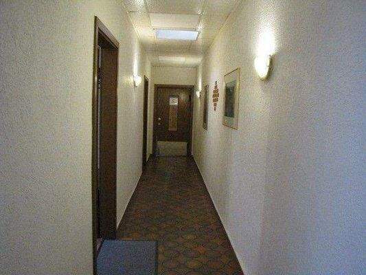 Saalnebeneingang m. Pendeltür