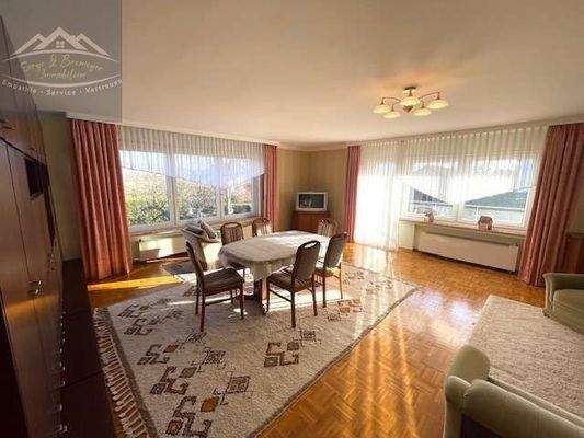 Ess-Wohnzimmer mit Balkonzugang