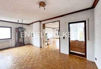 geräumiges Esszimmer