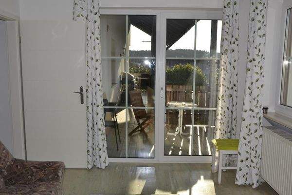 Wohnzimmer mit Balkon