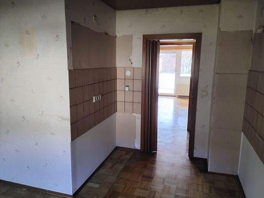 Blick: Küche Wohnbereich, ev. Wand entfernen!