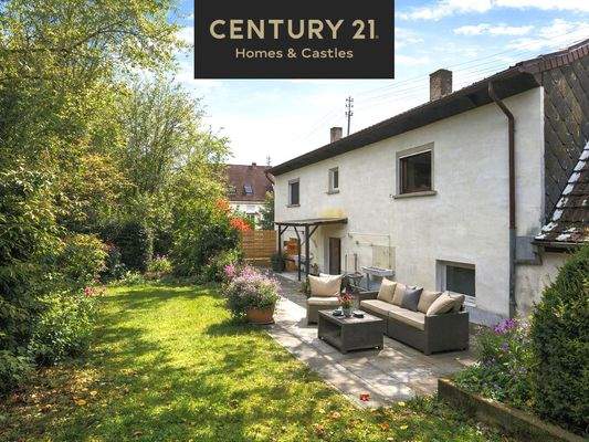 Gartenansicht des Einfamilienhauses mit Terrasse u. gepflegt