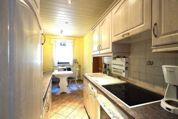 Helle Küche mit Essbereich