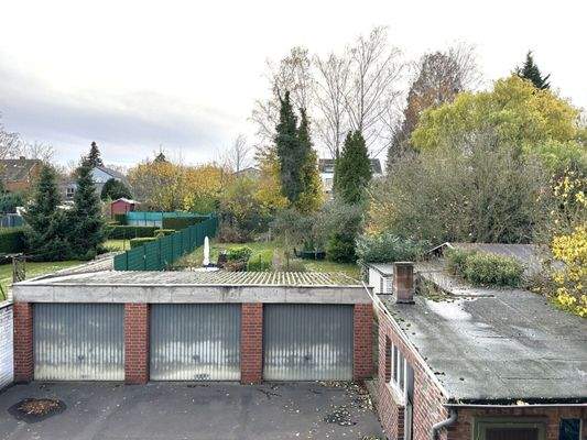 MFH - Blick in den Garagenhof u. Garten