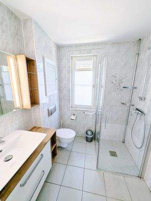 makellos 04 EFH Prerow - Duschbad WE 1.jpg