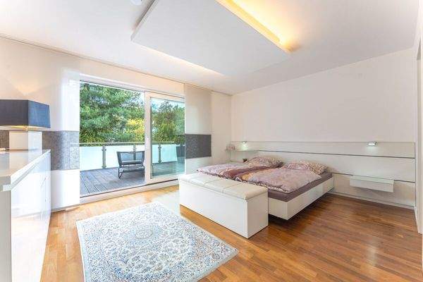 Schlafzimmer mit Durchgangsumkleide ins Badezimmer