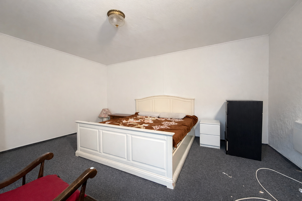 Helles Schlafzimmer mit traditionellem Mobiliar