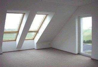 Großes Wohnzimmer mit Balkonfenster