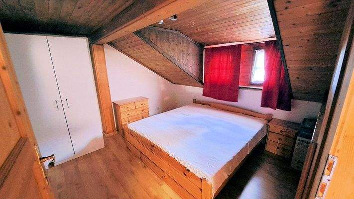 Schlafzimmer B im ersten Stock unter dem Dach.jpg