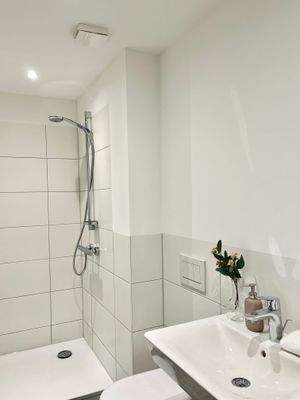 Badezimmer mit Dusche Ansicht 2