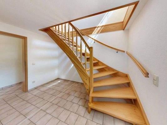 Flur- und Eingangsbereich im Erdgeschoss mit Treppe zum Dachgeschoss