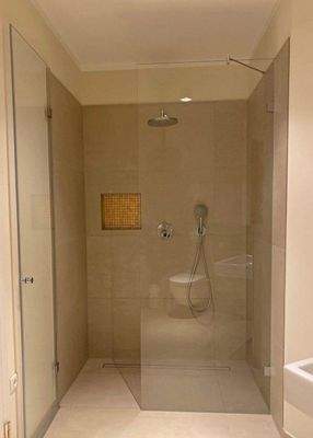 Dusche im Bad en Suite mit geöff