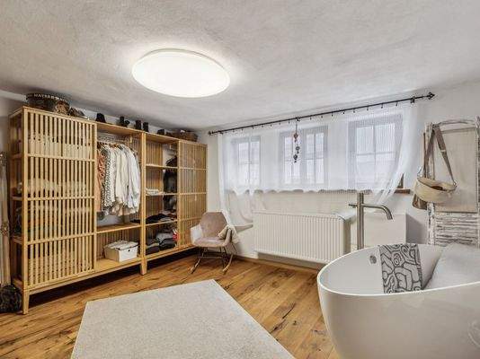 Ankleidezimmer mit Badewanne