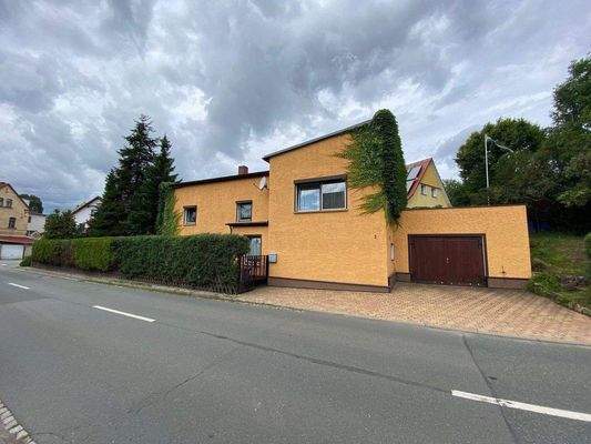 Straßenansicht mit seitlicher Garage.jpg