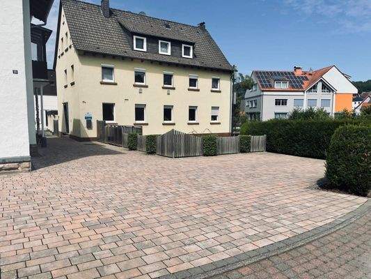 Ansicht mit PKW-Stellplätzen 