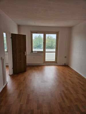 Wohnzimmer mit Balkon