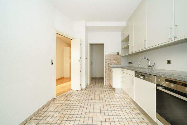 Küche mit Speisekammer